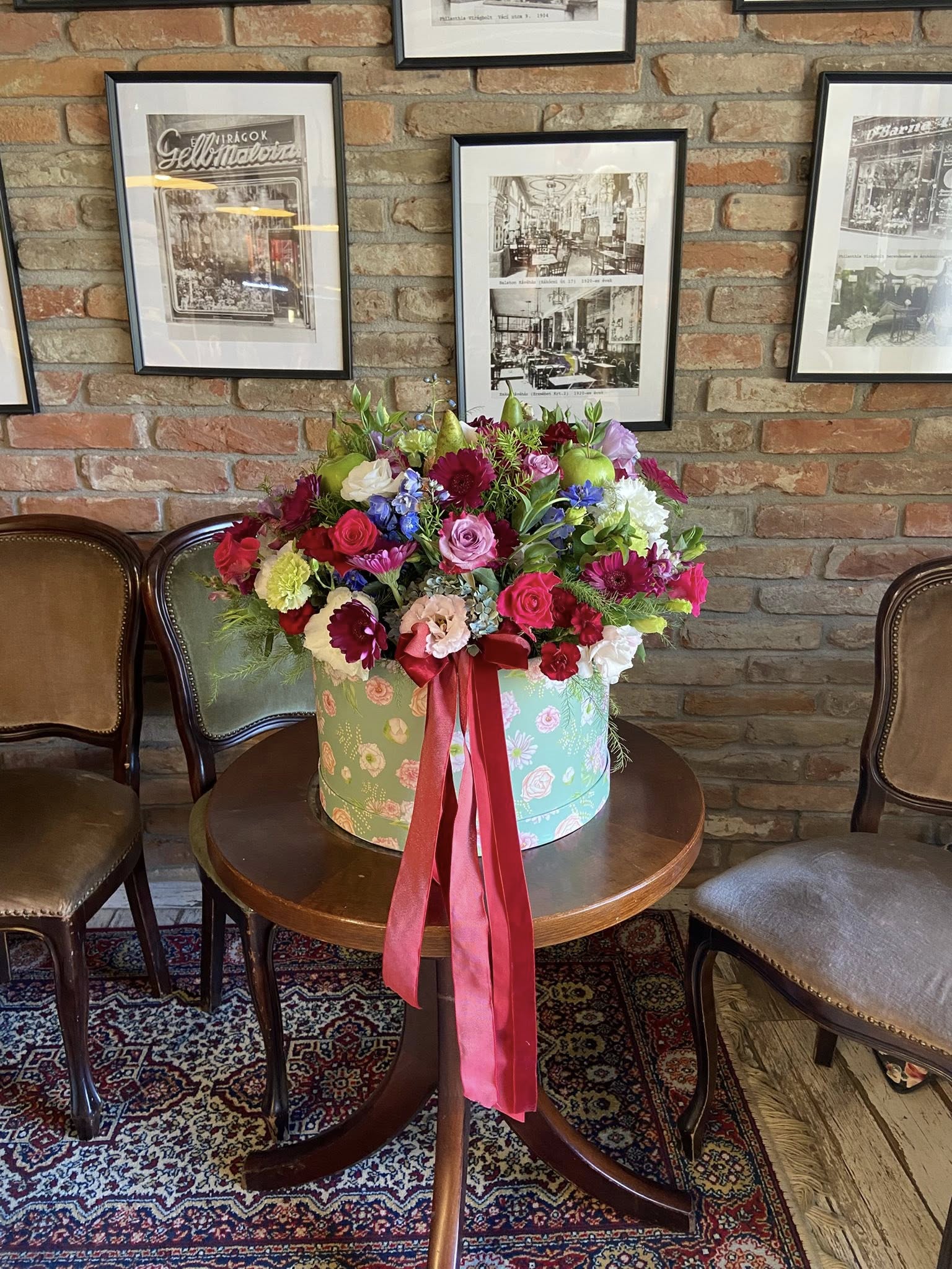 Kézzel készült kis kehely fagylalt rózsaflavorszal