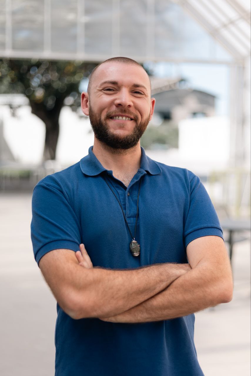 AbdelMadjid Meziane lavora come Fractional COO Etico (interim/consulente operativo part-time), con oltre 10 anni di esperienza internazionale in business development, vendite, marketing, operations, partnership e project management, aiuta Startup, PMI e ONLUS a scalare con risultati concreti, crescita sostenibile e solide basi ESG, il tutto integrato con approccio olistico.