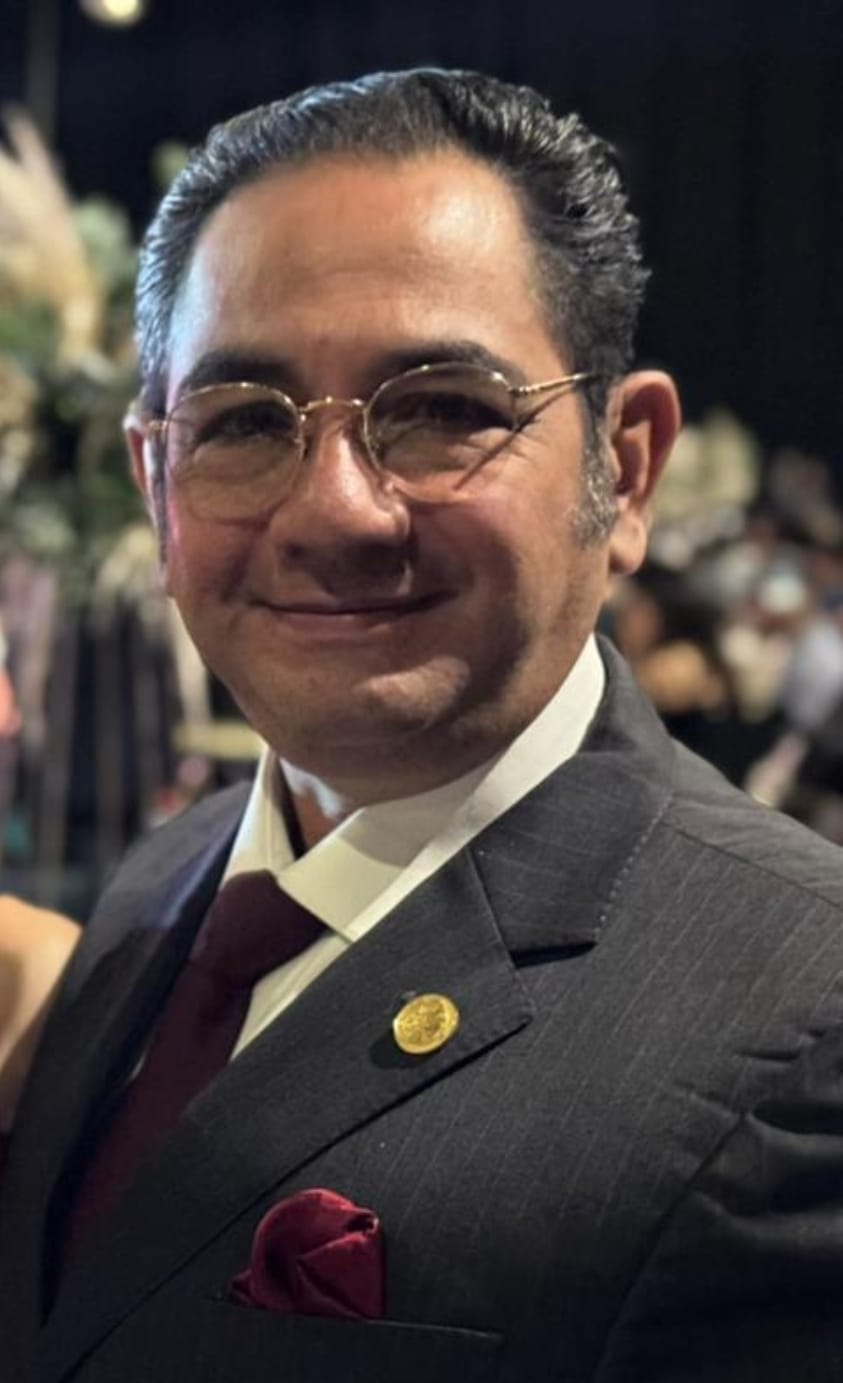 Dr. Eduardo Flores Colin