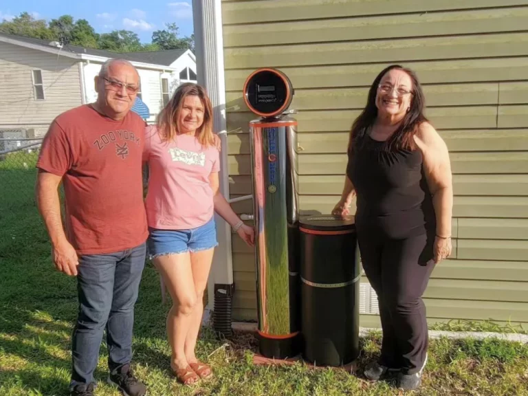 Familia feliz con agua filtrada