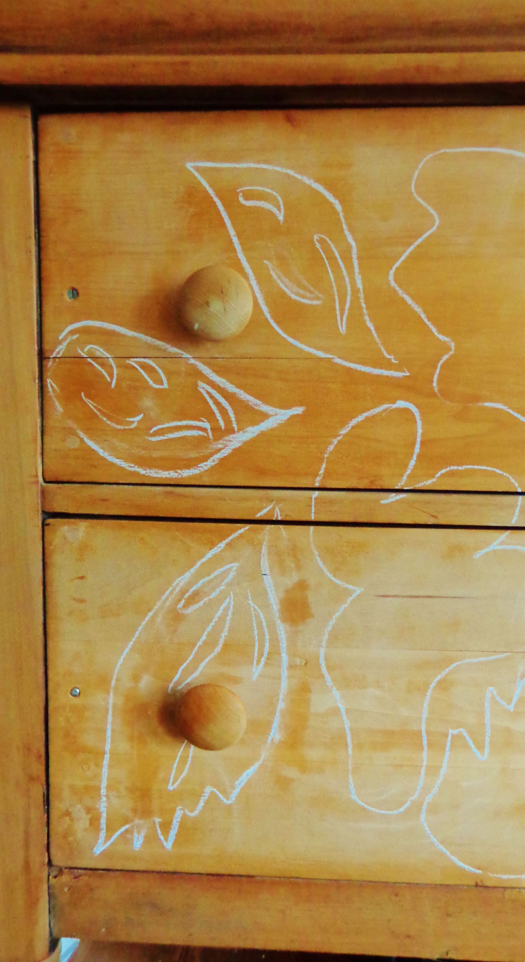 Chalk design on the dresser on shalaqvee.com