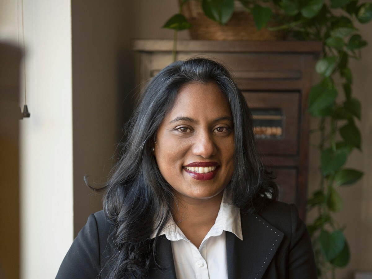 Portret van Iffat Rose Gill, CEO en Founder van The Code to Change