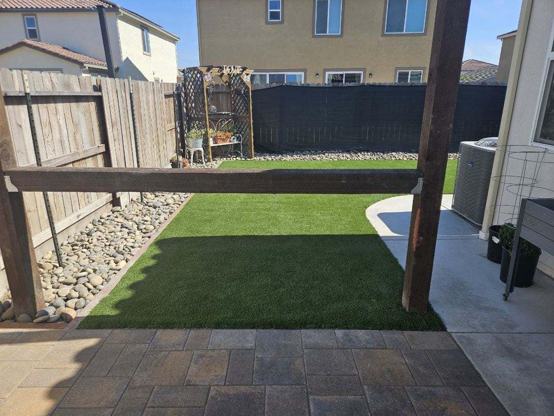 Modern Front Yard with Clean Faux Grass Lines in Modesto