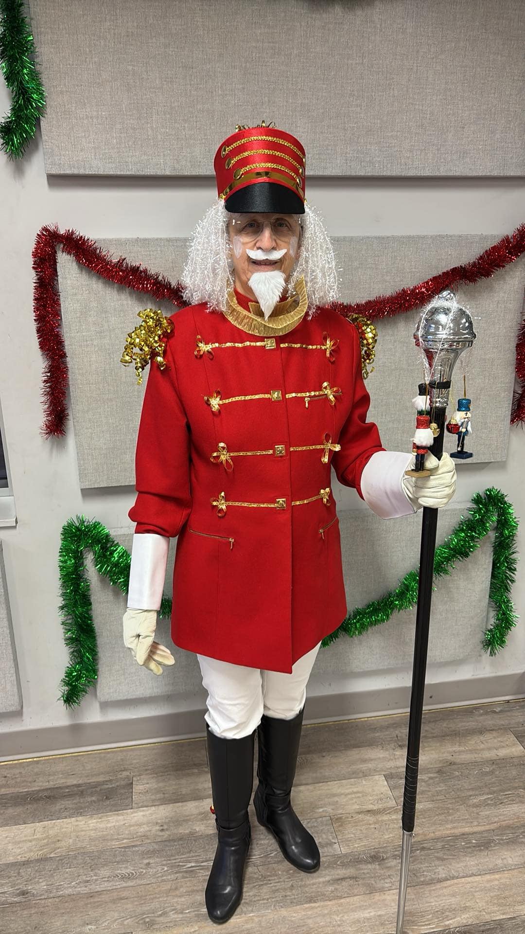 Annie déguisée en soldat de bois pour la soirée de Noël chez Fitsanté