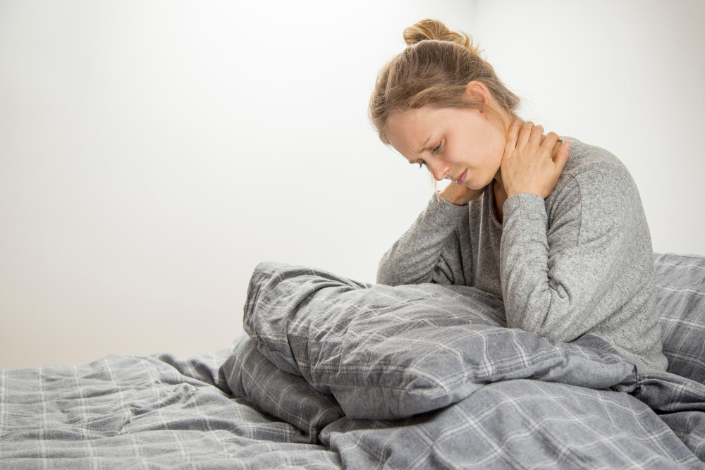 a woman having a neck ache after waking up a woman having a neck ache after waking up