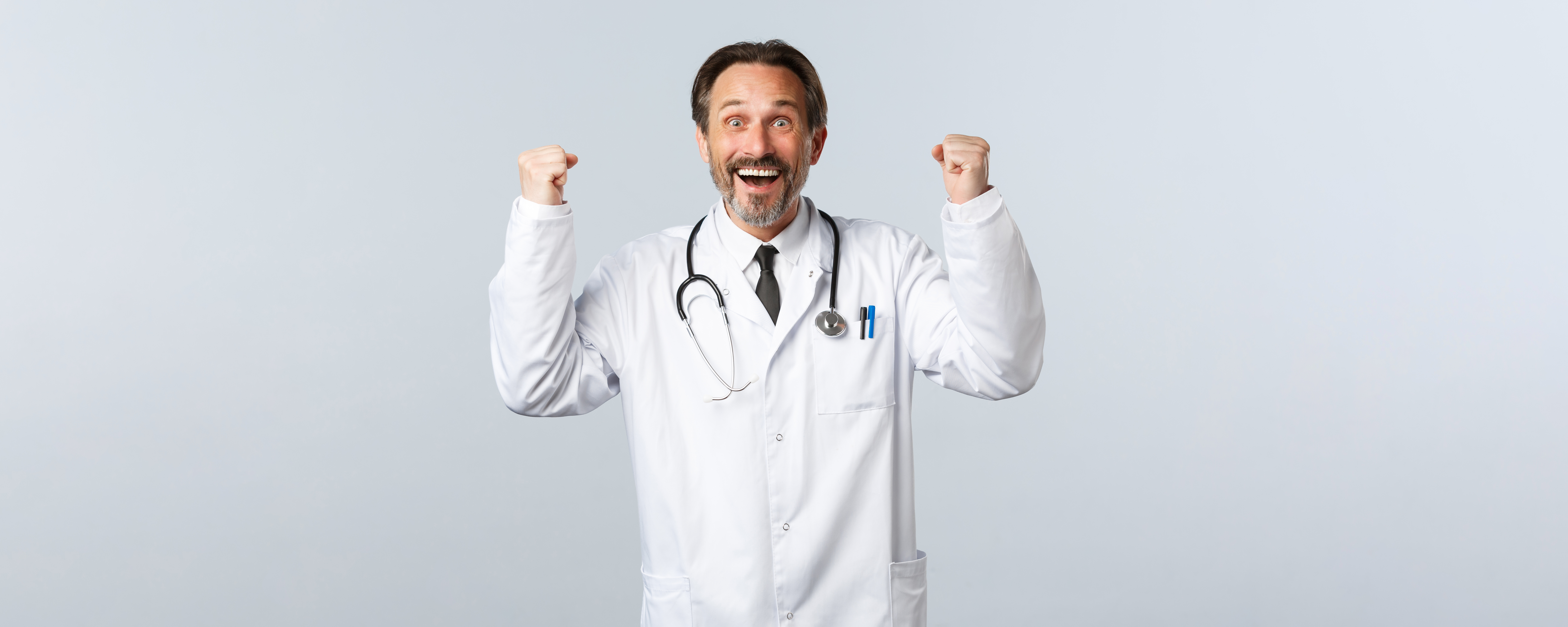 médico comemorando médico comemorando
