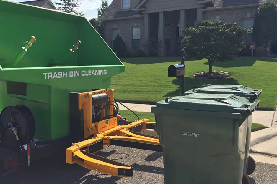 Trash bin cleaning service truck with advanced cleaning tools Trash bin cleaning service truck with advanced cleaning tools