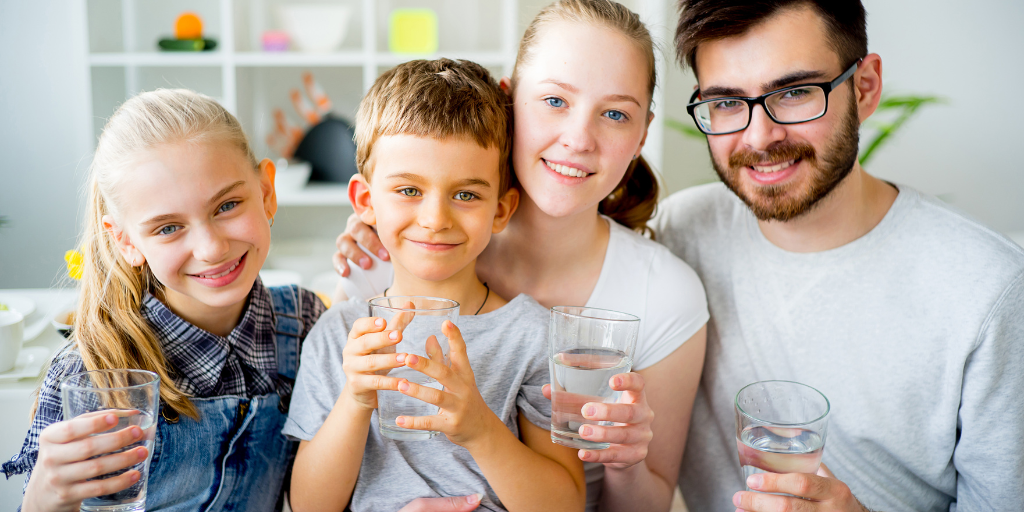 Famiglia felice con acqua depurata