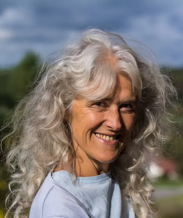 Antonia Dittrich strahlt Ruhe und spirituelle Klarheit aus