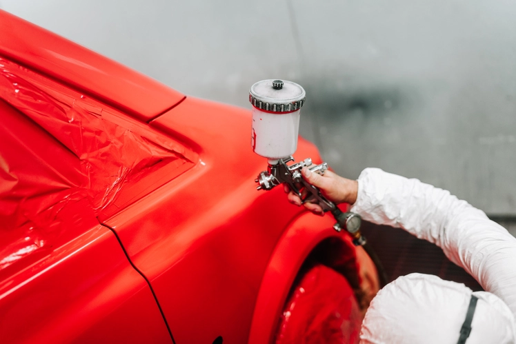 Lackierspraydose mit Auto · Autolackierung Hannover