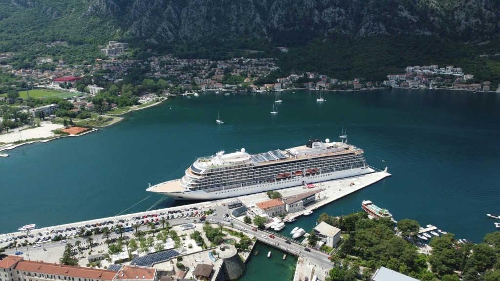 Kreuzfahrschiff in der Bucht von Kotor Kreuzfahrschiff in der Bucht von Kotor