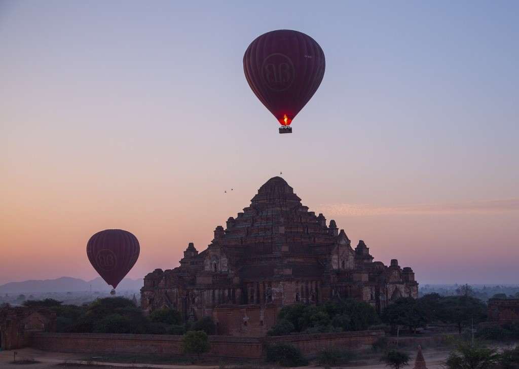 Heißluftballonfahrt bei Sonnenaufgang über Bagan Heißluftballonfahrt bei Sonnenaufgang über Bagan
