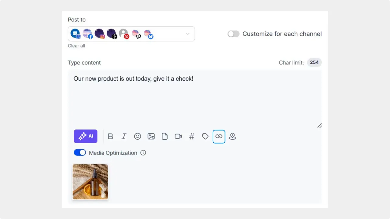 Social Planner post composer with text area and chain (link) icon highlighted for adding a URL