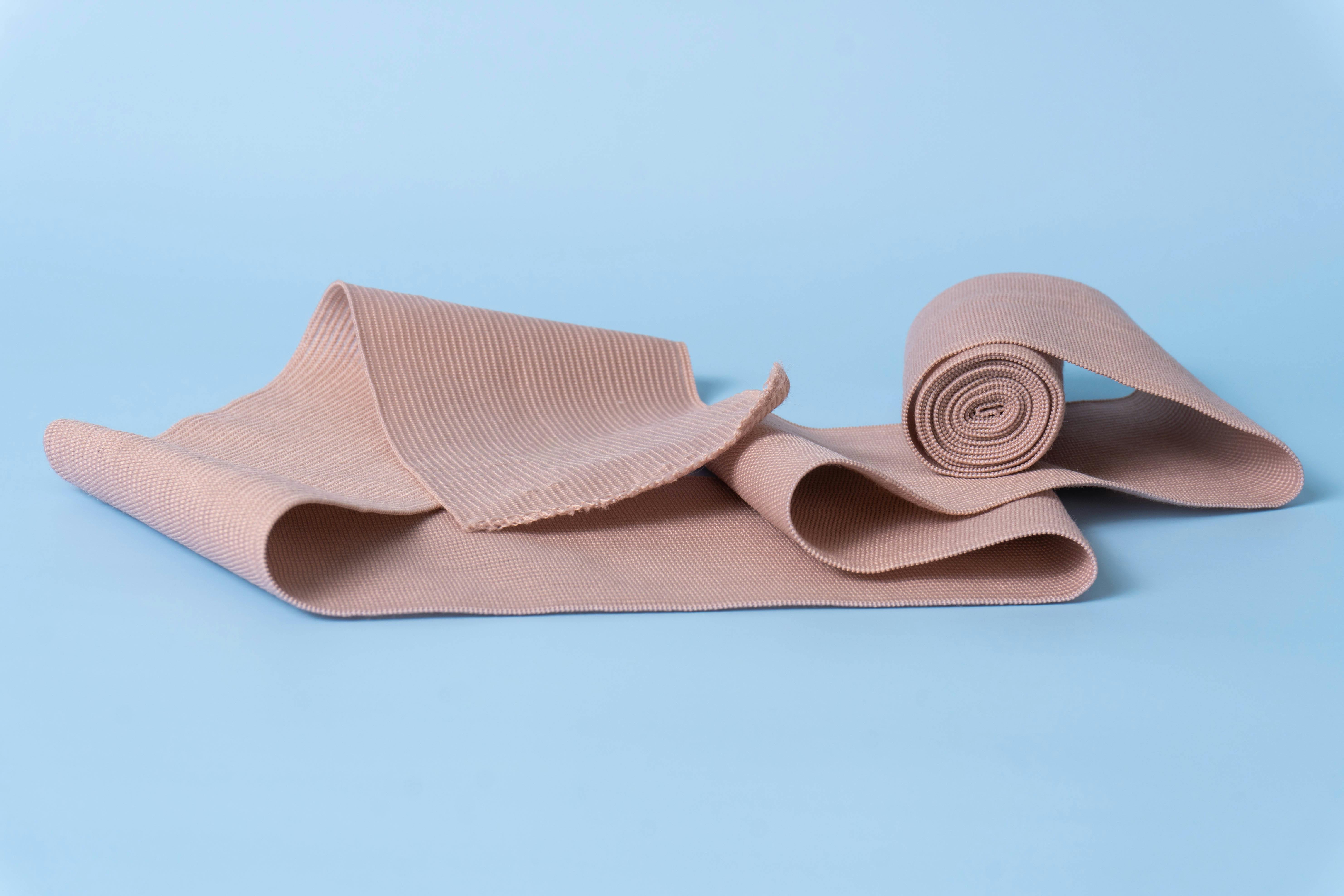 Elastic wound dressing and compression bandages used in Royal Wound Care treatments for venous leg ulcers Elastic wound dressing and compression bandages used in Royal Wound Care treatments for venous leg ulcers