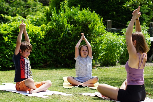 Yoga für Kinder: 17 Kinderyoga Übungen für kleine Yogis