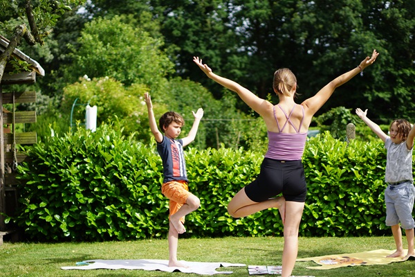 Yoga mit Kindern verbessert die Beweglichkeit