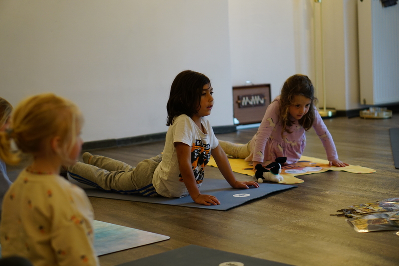 Yoga mit Kindern stärkt das Selbstvertrauen