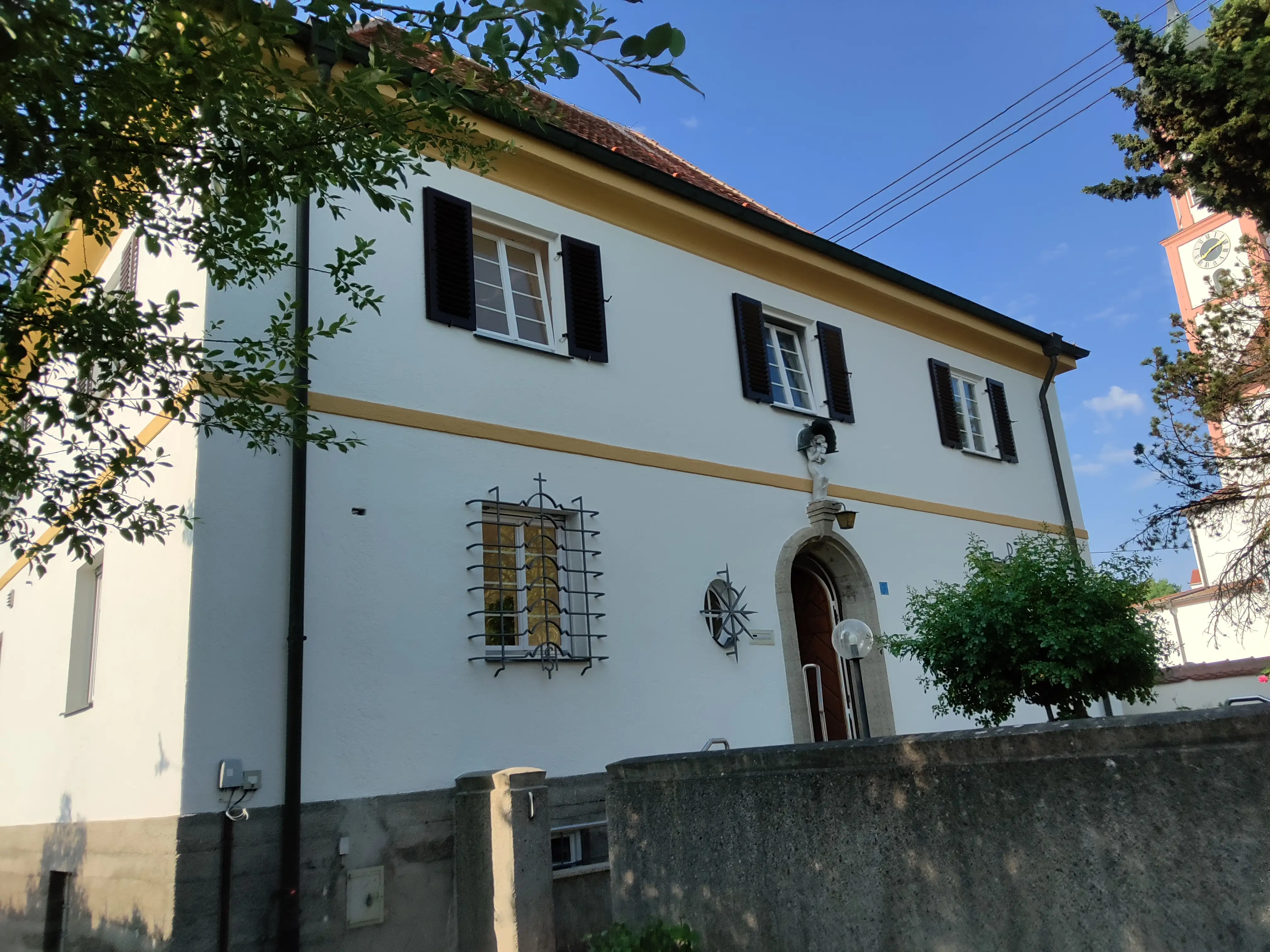 Pfarrgebäude von unten 