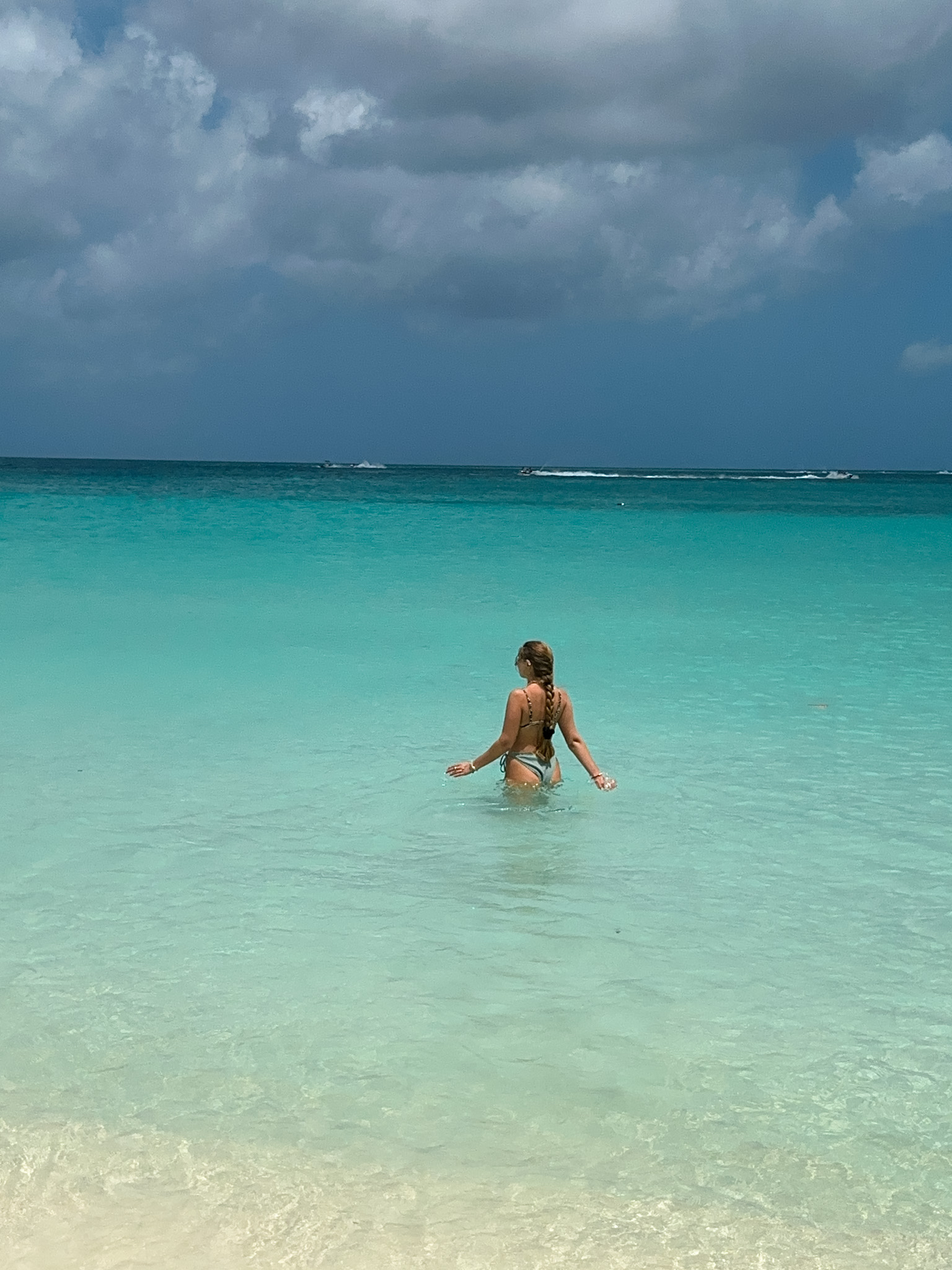 girl on eagle beach in aruba