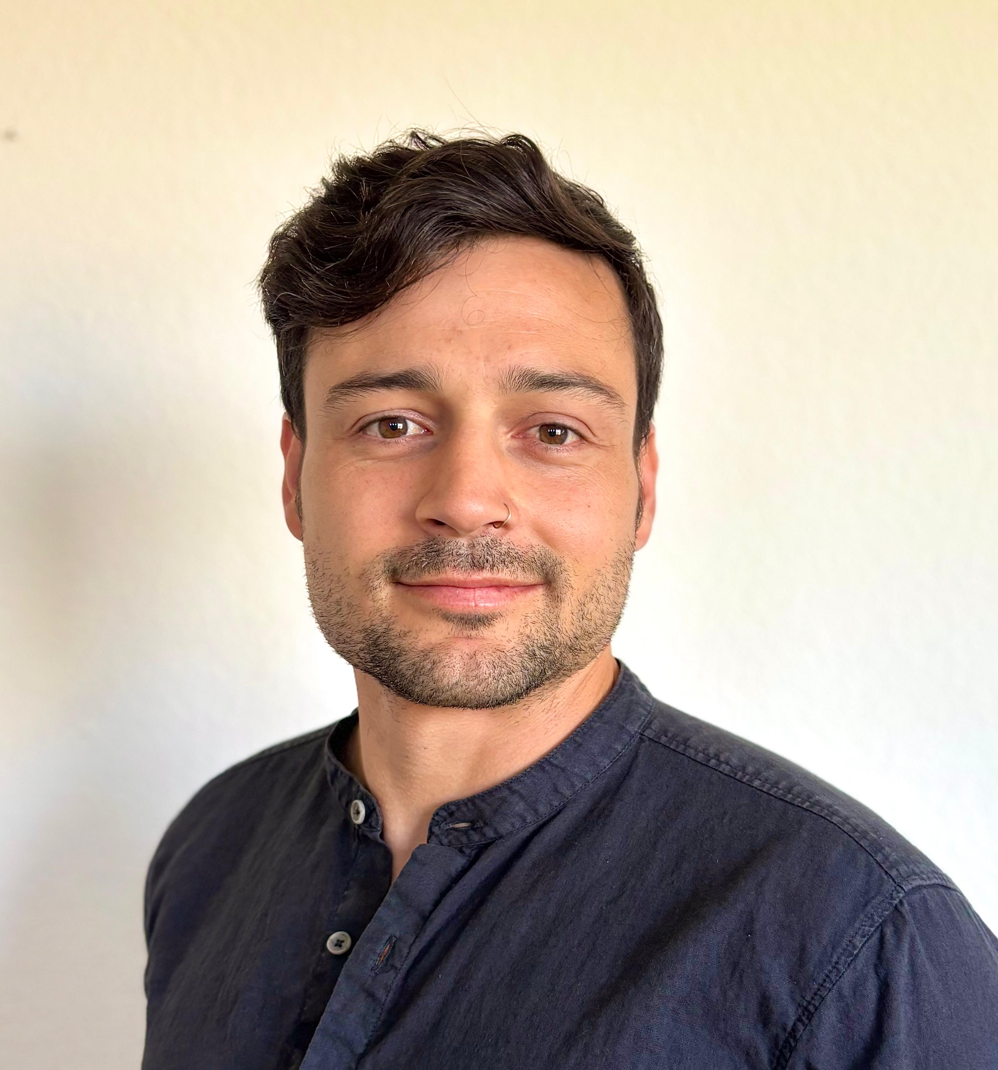 Gabriel Cofiño is the co-founder of Chawe Futuro Foundation, a regenerative futurist, storyteller, and former professional footballer. He combines ecological wisdom with technological innovation to restore the sacred Maya Biosphere.