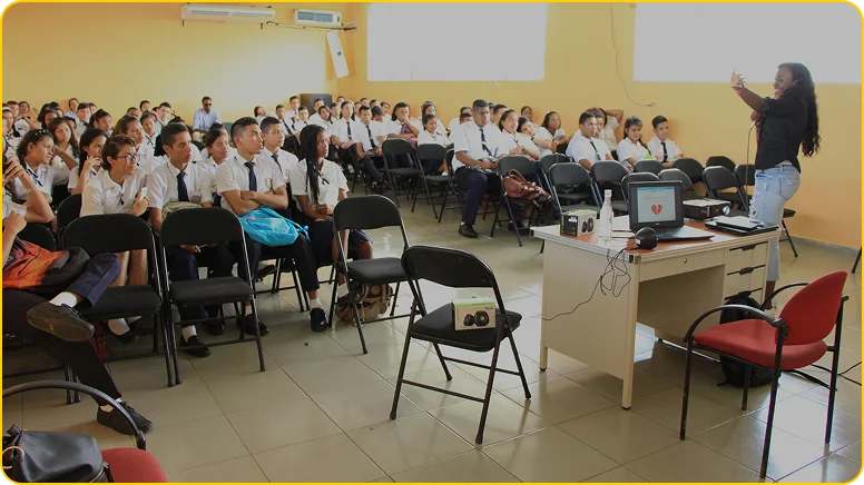Taller frente a estudiantes