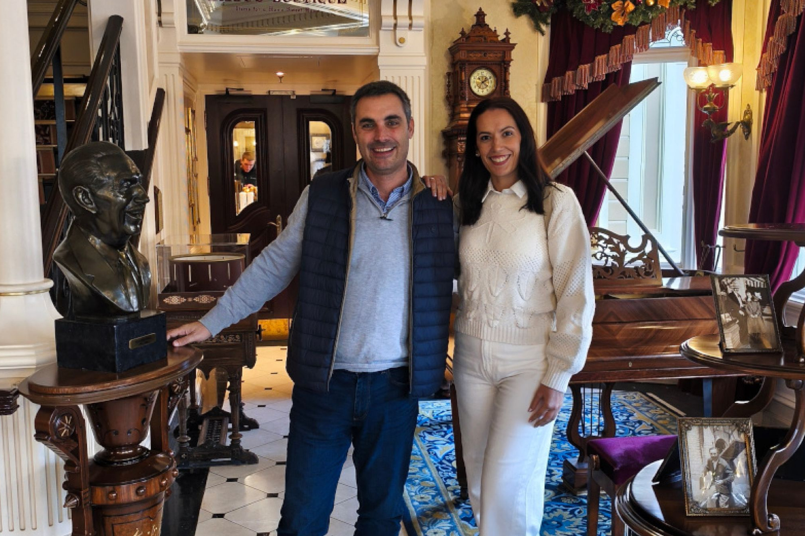 Interior elegante y luminoso de Walt’s en Disneyland Paris, ambiente tranquilo y adulto