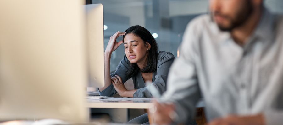how to manage staff performance