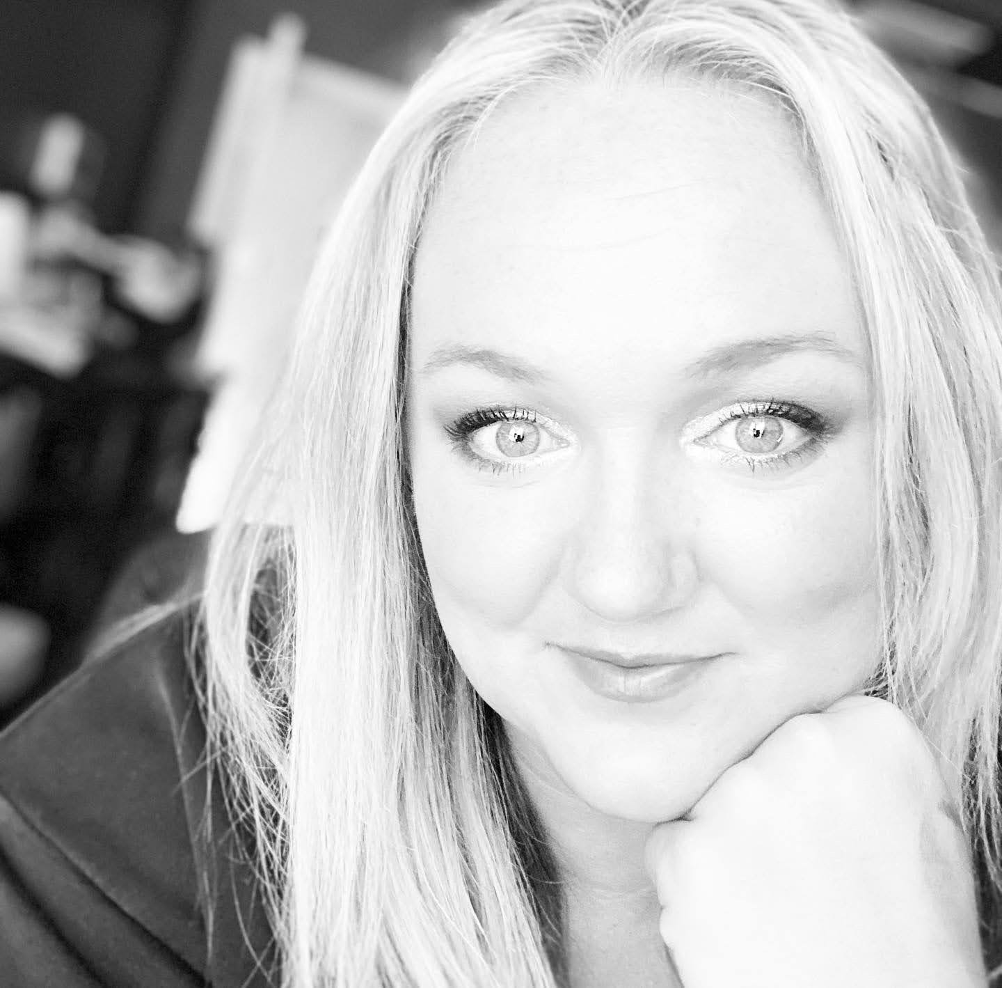 Lindsay Rose Ali Hi, a holistic esthetician helping women lift, firm, and glow through results-driven facials and holistic skincare tips. 🌹 Lindsay Rose Ali Hi, a holistic esthetician helping women lift, firm, and glow through results-driven facials and holistic skincare tips. 🌹