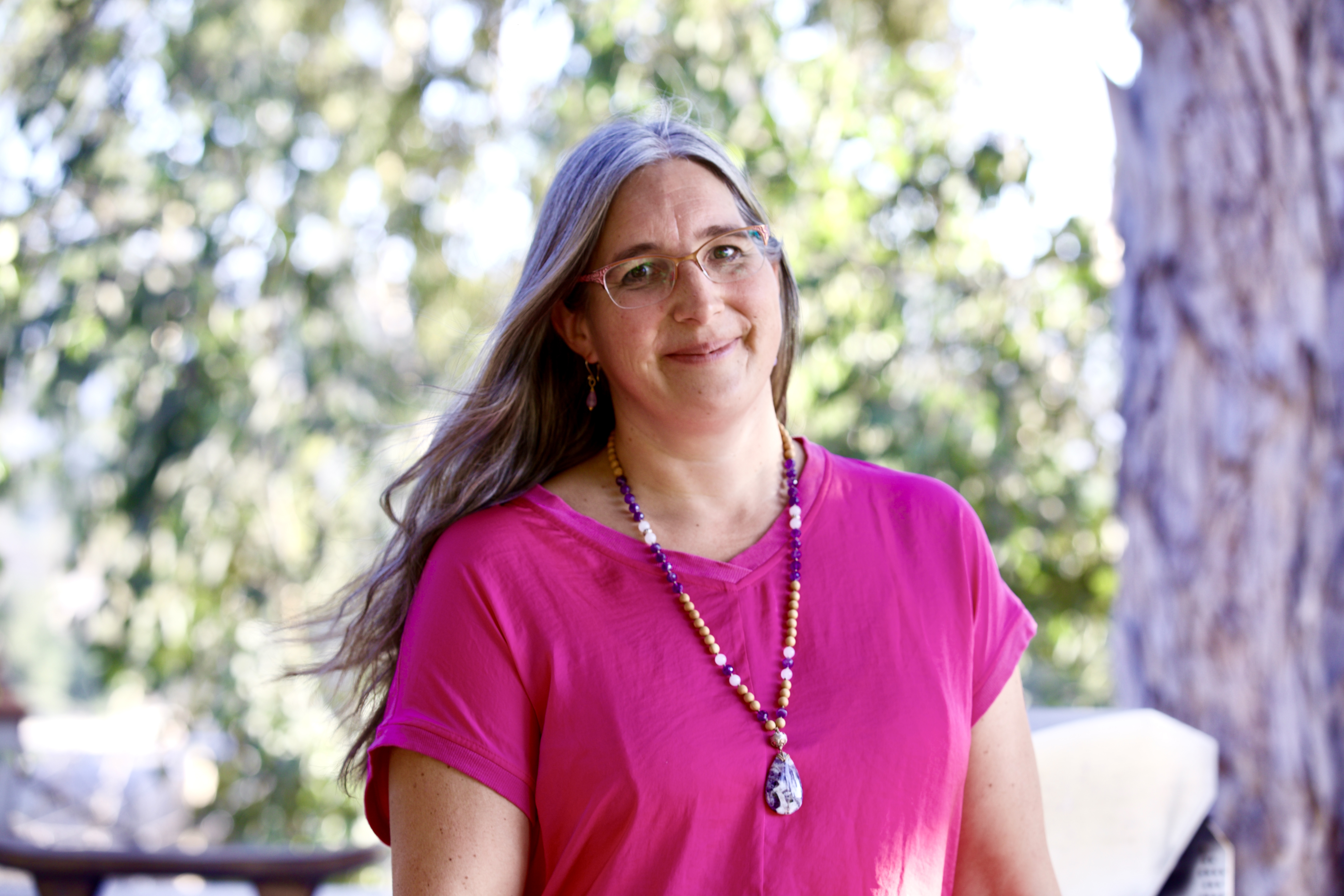 Katrin Kronberg ist energetische Physiotherapeutin, Kräuterexpertin und spirituelle Naturbegleiterin mit über 30 Jahren Erfahrung. Sie verbindet tiefes Heilpflanzenwissen mit energetischer un schamanischer Heilkunst, um hochsensible Menschen auf ihrem Weg zu innerer Balance und Selbstheilung zu begleiten. 
Mit ihrer intuitiven Gabe, die Botschaften der Planzen zu verstehen, und ihrem ganzheitlichen Ansatz unterstützt sie Menschen dabei, sich wieder mit ihrer eigenen Natur zu verbinden - sanft, achtsam und in Einklang mit den Rhythmen des Lebens