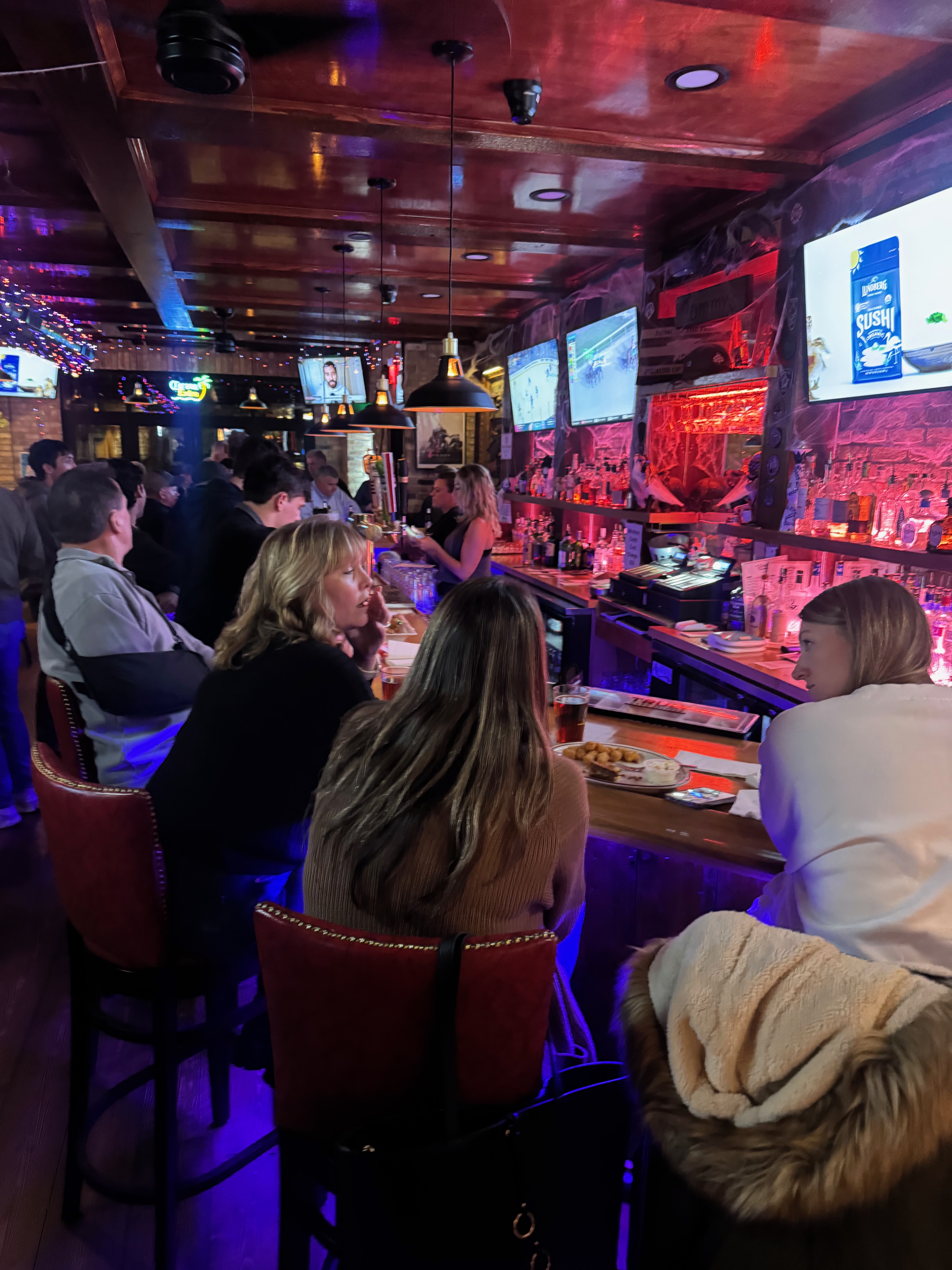 Popular Chicago Dive Bar - Tommy's On Higgins Popular Chicago Dive Bar - Tommy's On Higgins