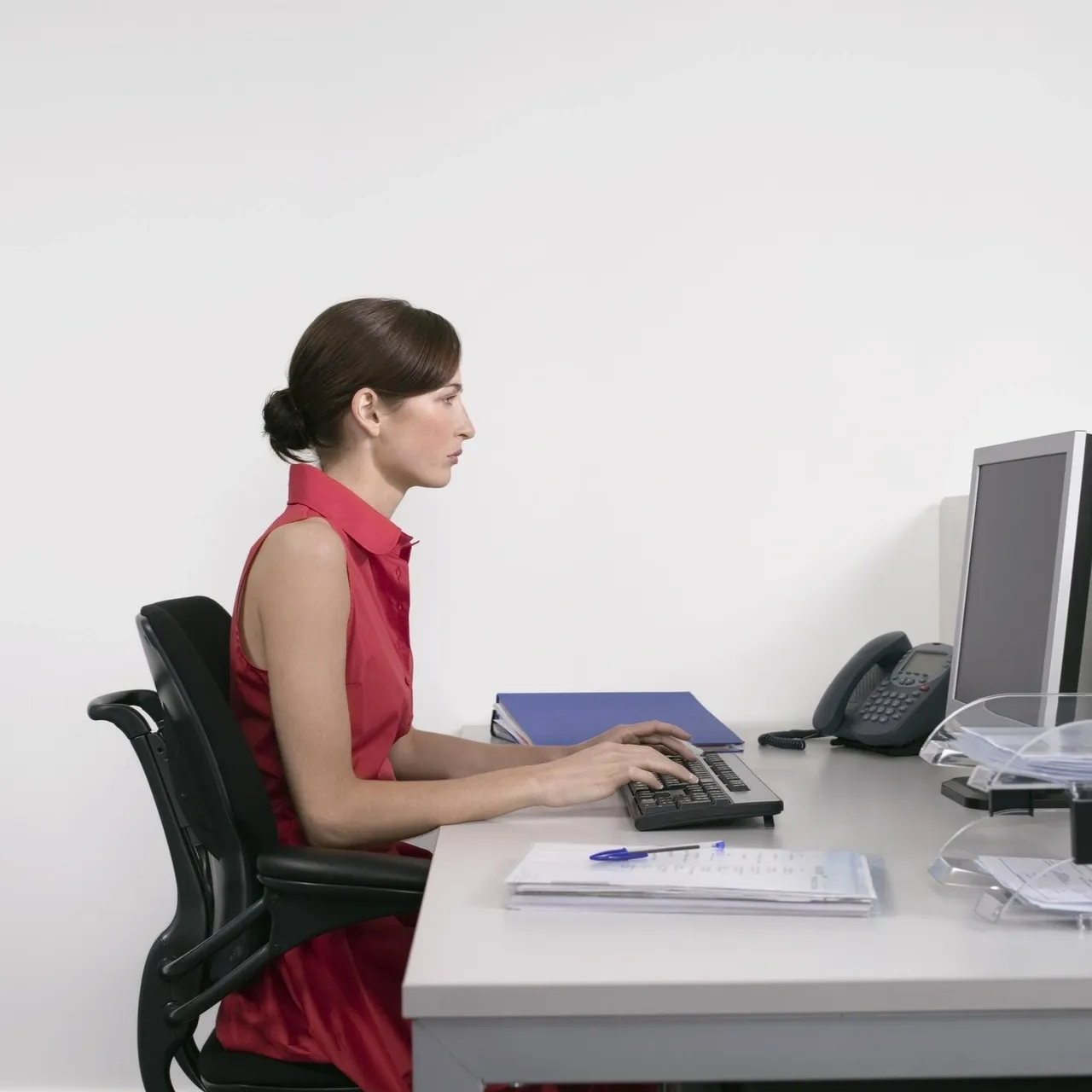 Discover practical and effective ways to cope with pain caused by prolonged sitting. Learn strategies to alleviate discomfort and find relief while sitting for extended periods.