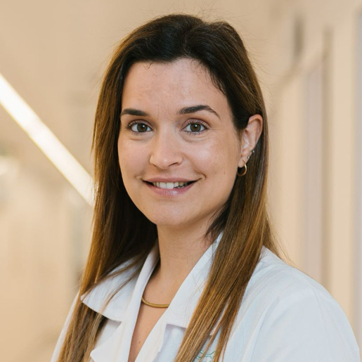 A Dra. Marta Santos Silva é ortopedista especializada em patologias da mão e do punho, atuando no diagnóstico e tratamento de lesões traumáticas, degenerativas e inflamatórias. No Ortocentro, aplica técnicas modernas e cuidados personalizados para devolver funcionalidade e aliviar a dor dos pacientes, promovendo a prevenção e reabilitação destas articulações tão essenciais no dia a dia.