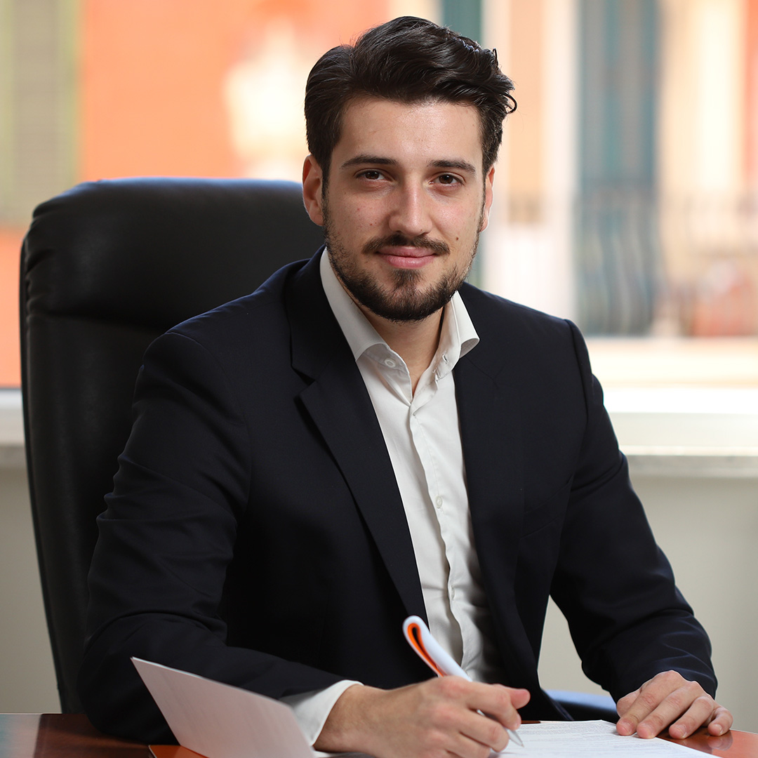Ciao, sono Valerio Tamburello, consulente immobiliare su Roma. Ho iniziato la mia carriera con un approccio pratico, evolvendomi verso la costruzione di fiducia con i clienti, che rappresenta il fulcro del mio lavoro. Ho ottenuto il titolo di Agente in Affari e Mediazione, combinando esperienza pratica e conoscenze teoriche. Ora, come consulente indipendente, offro servizi immobiliari personalizzati e versatili, risolvendo efficacemente i problemi dei clienti e ottimizzando i loro guadagni.