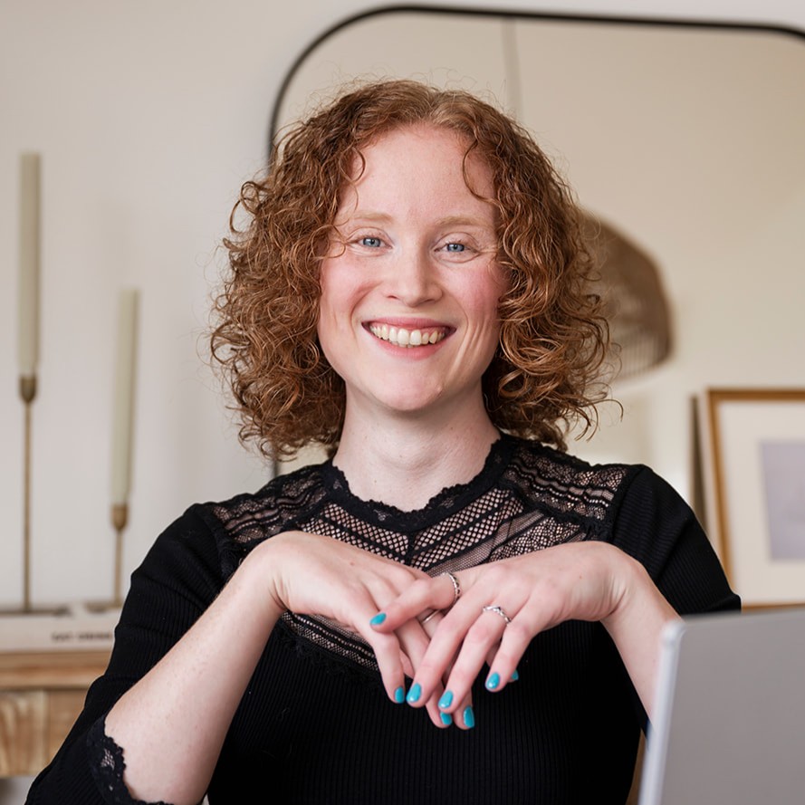 Sarah is a Facebook group strategist and business coach for ambitious female coaches with big dreams and bold personalities. She's on a mission to help more women scale their coaching programs to 6-figures per year by building a profitable Facebook group.