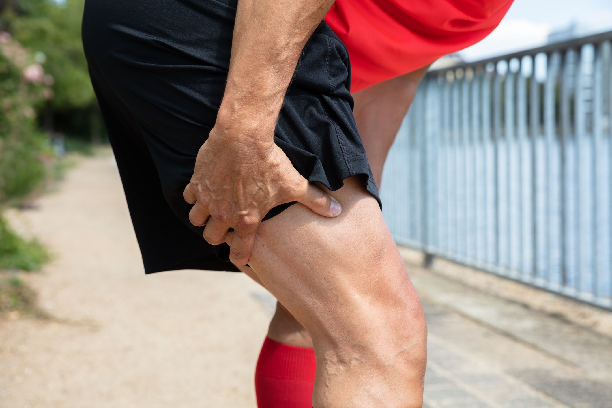 man holding hamstring