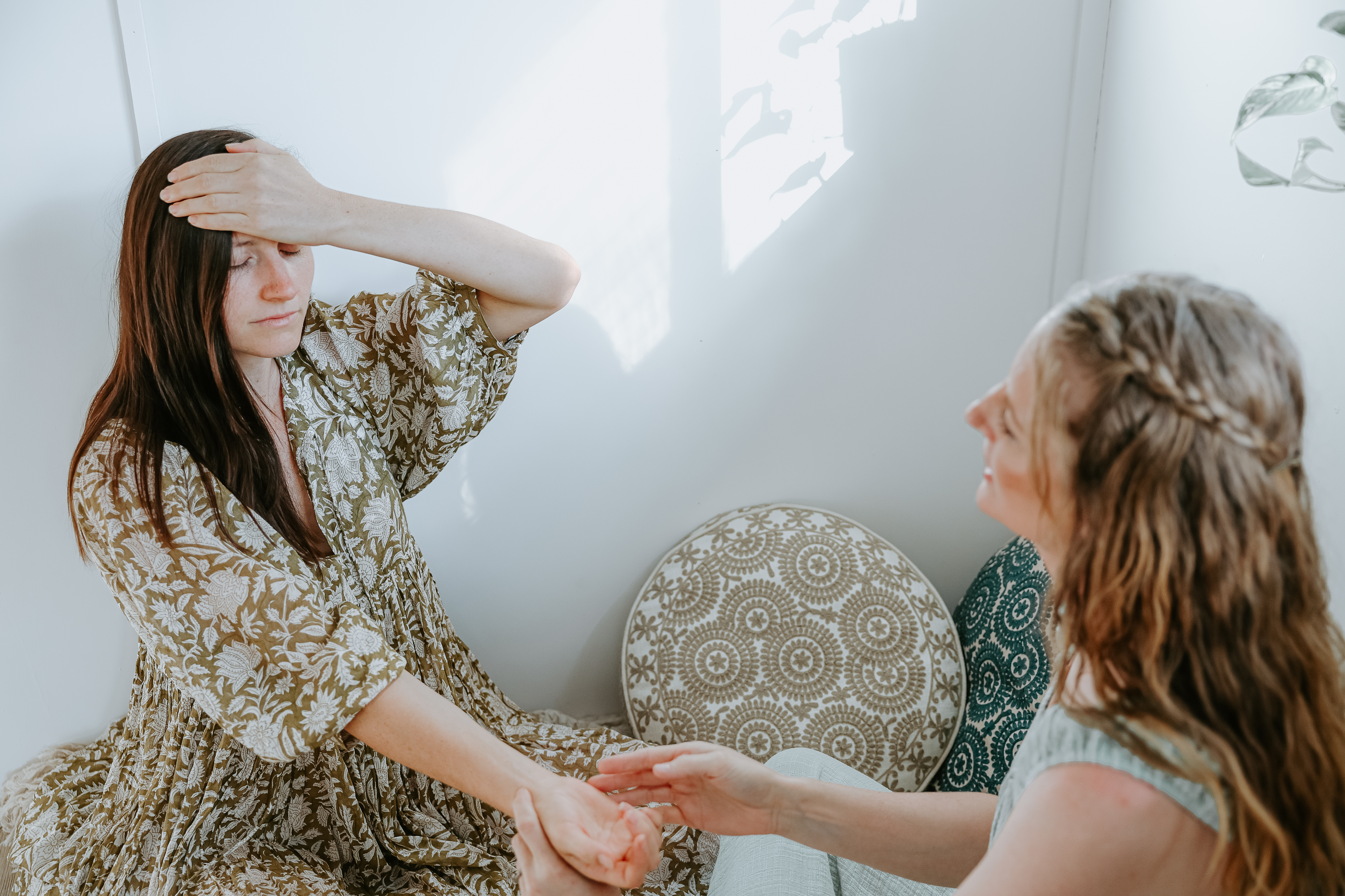 Zoe with a client releasing stuck emotions through the emotion release technique process