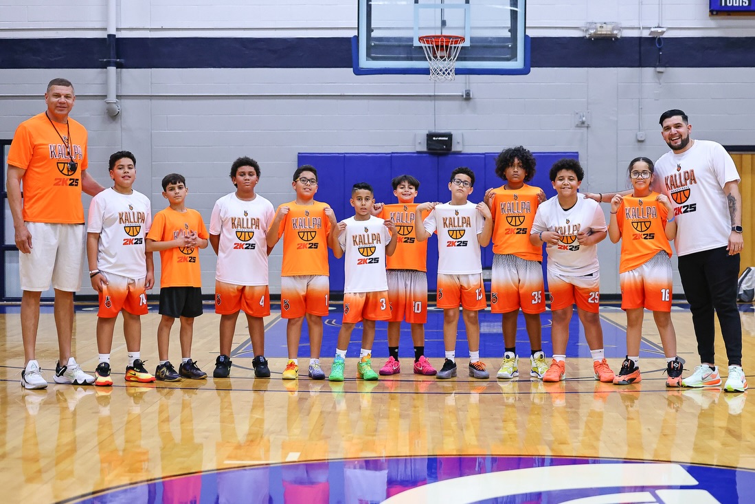 Kallpa Hoops group photo in the gym