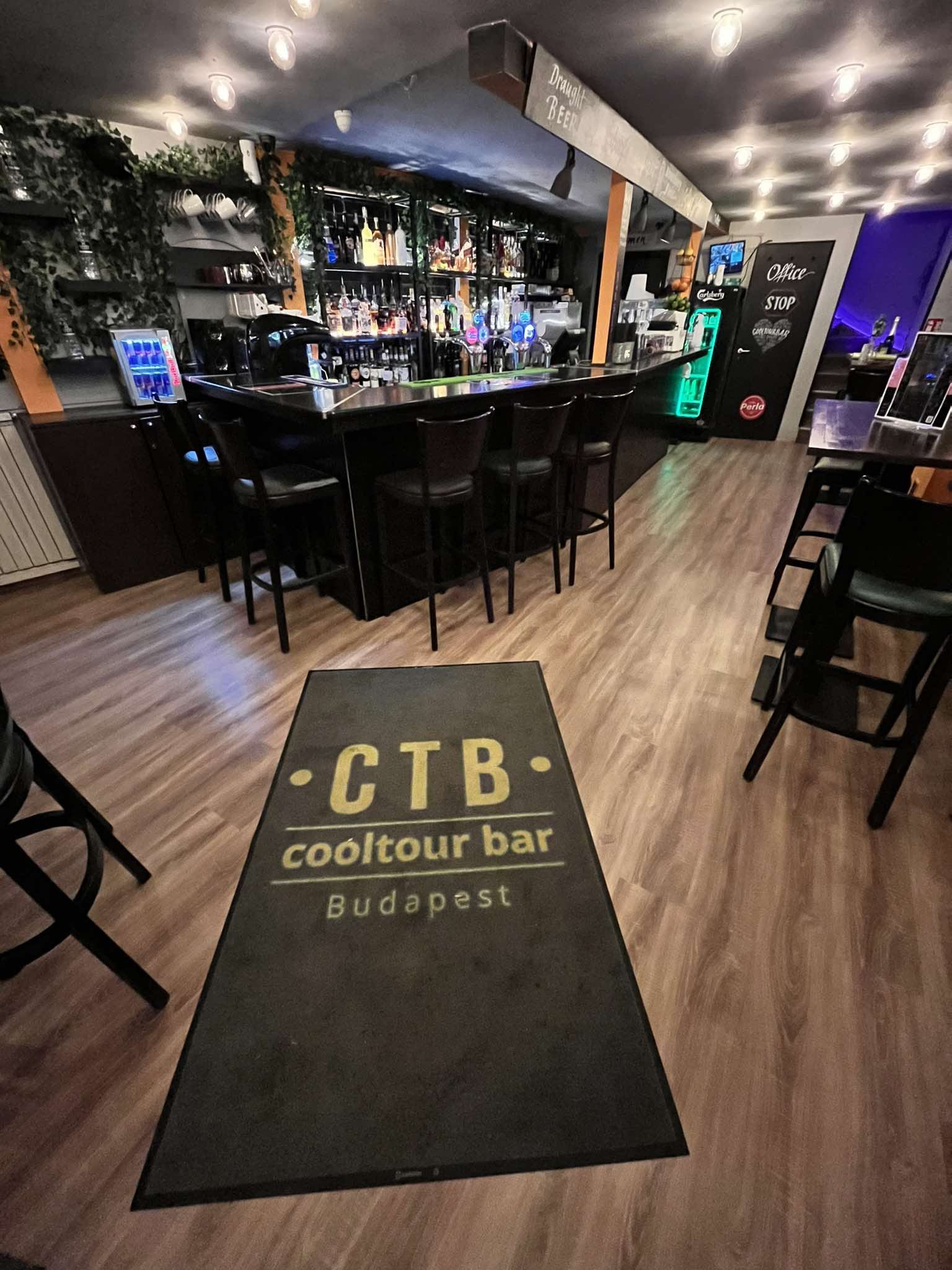 CoolTour Bár vendégek