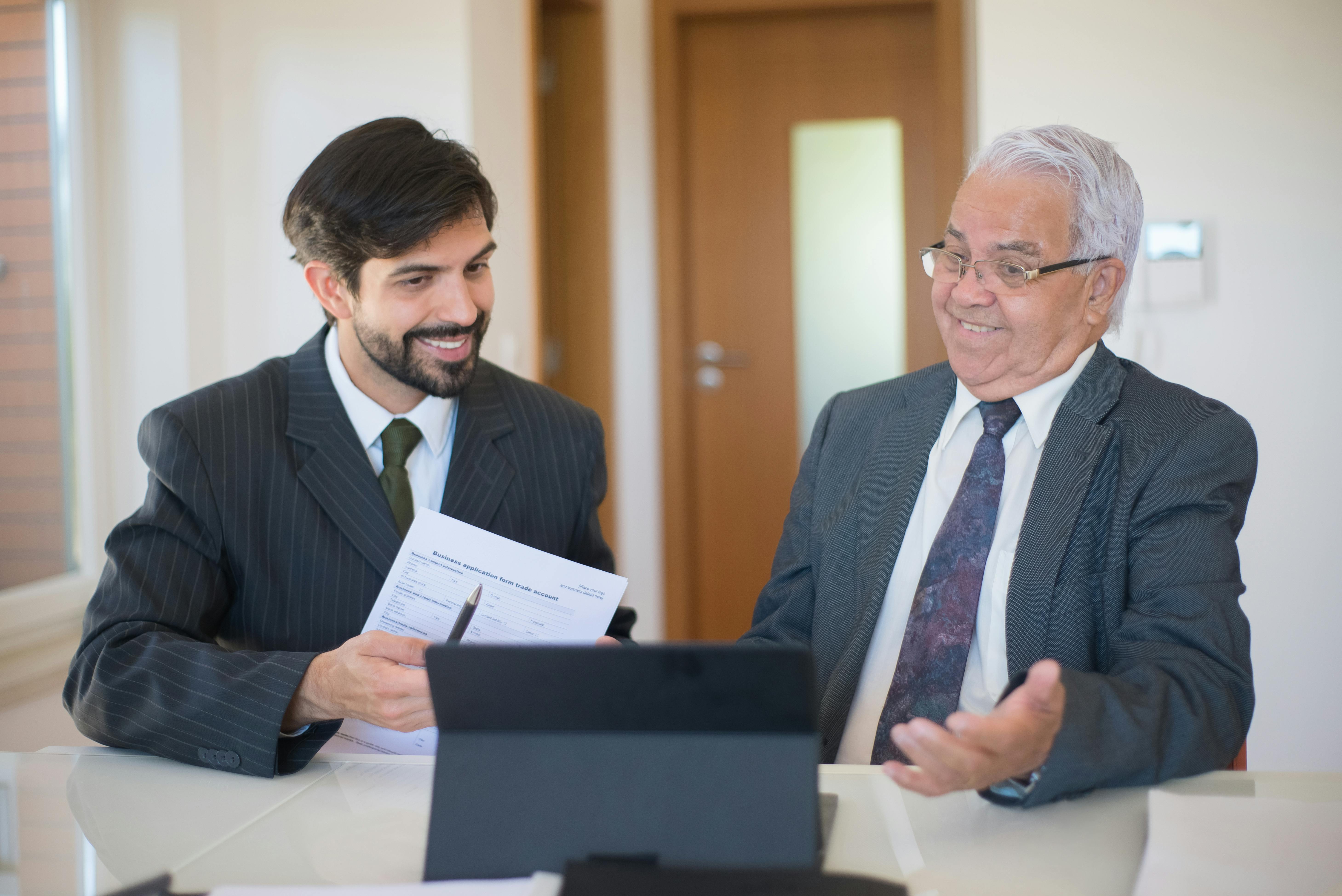 Empresários felizes e curiosos Empresários felizes e curiosos