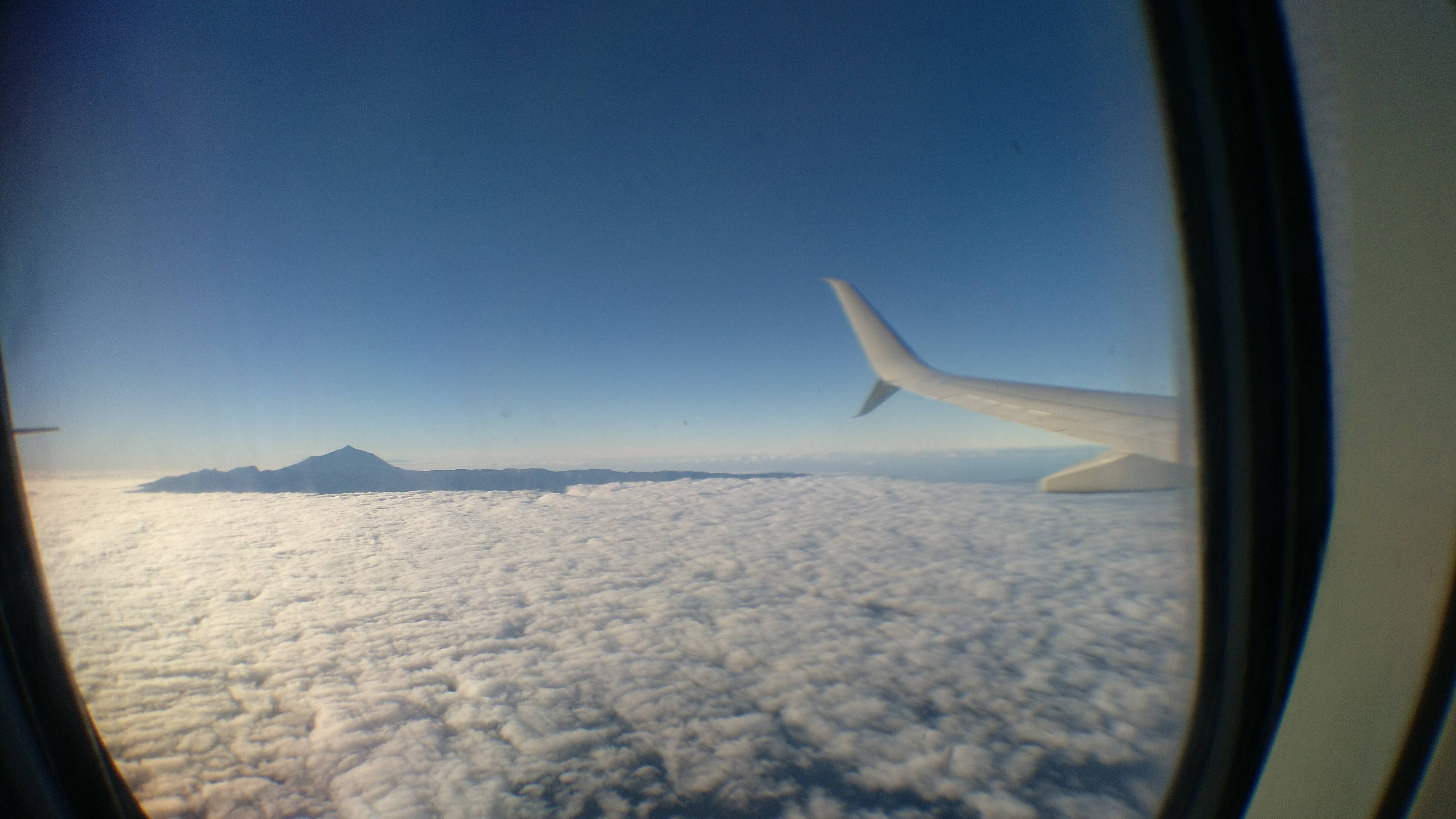 Blick aus Flugzeugfenster über den Wolken - endlich mal wieder fliegen Blick aus Flugzeugfenster über den Wolken - endlich mal wieder fliegen