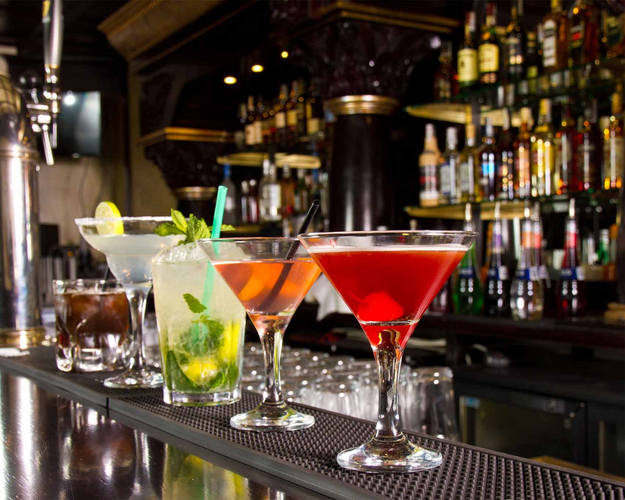 Craft cocktails and premium drinks at La Capitol bar