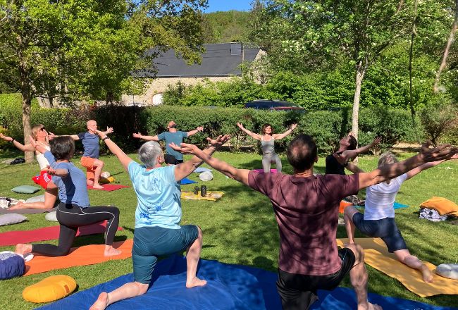 Groupe en séance de yoga lors d’un séjour de jeûne en Belgique — une pratique douce pour accompagner le jeûne en conscience. Groupe en séance de yoga lors d’un séjour de jeûne en Belgique — une pratique douce pour accompagner le jeûne en conscience.