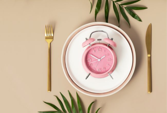 Assiette vide et horloge symbolisant les trois phases du jeûne : glycogène, néoglucogenèse et cétose Assiette vide et horloge symbolisant les trois phases du jeûne : glycogène, néoglucogenèse et cétose