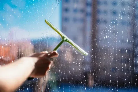 5 Simple DIY Window Cleaning Solutions You Can Make at Home