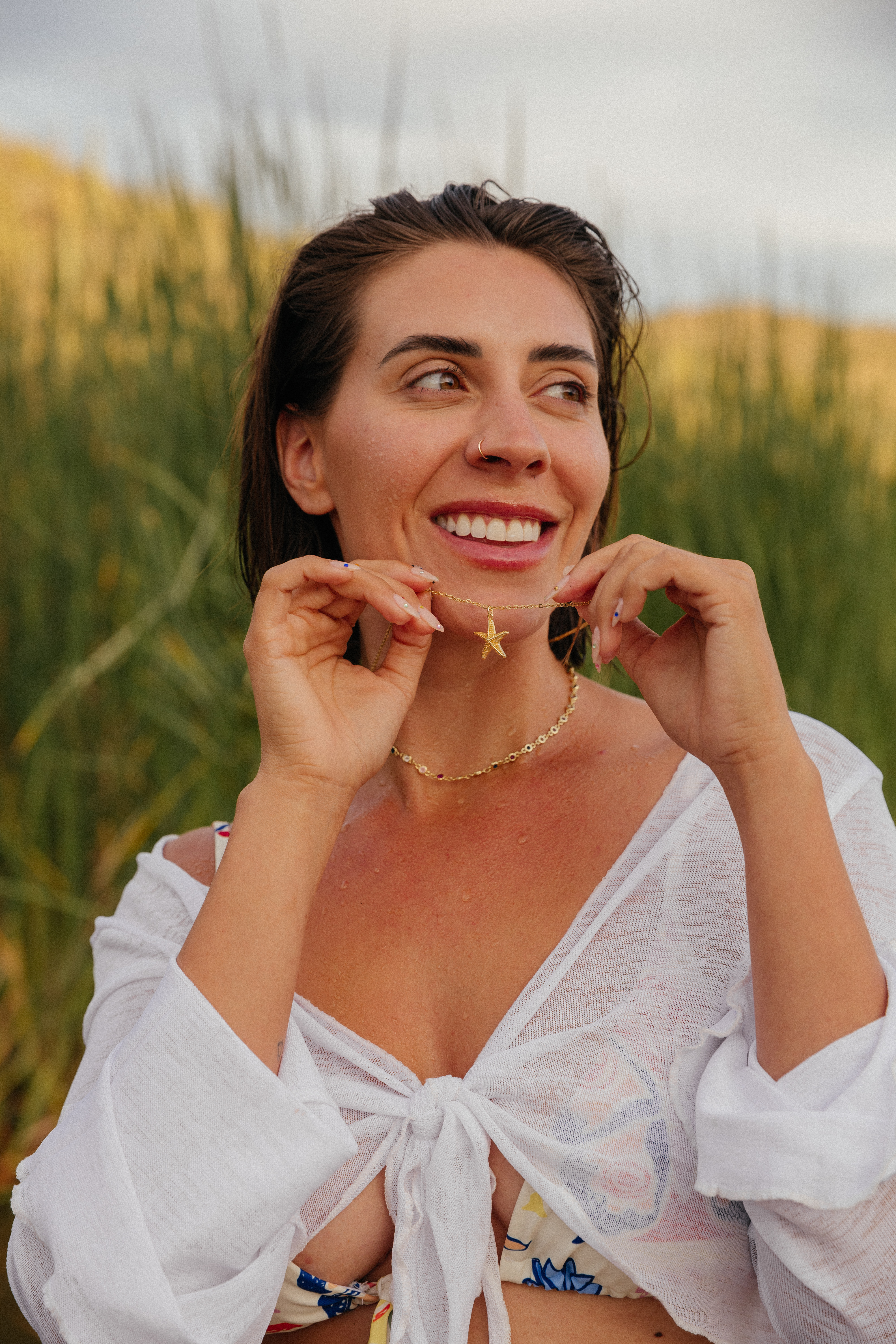 girls holding necklace beach jewelry photo shoot girls holding necklace beach jewelry photo shoot