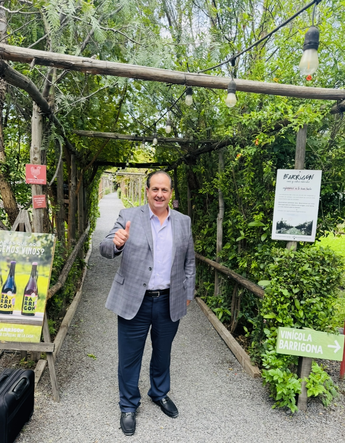 (Francisco Suárez durante visita a restaurante “Bárbaro” y su entrada principal sostenible)