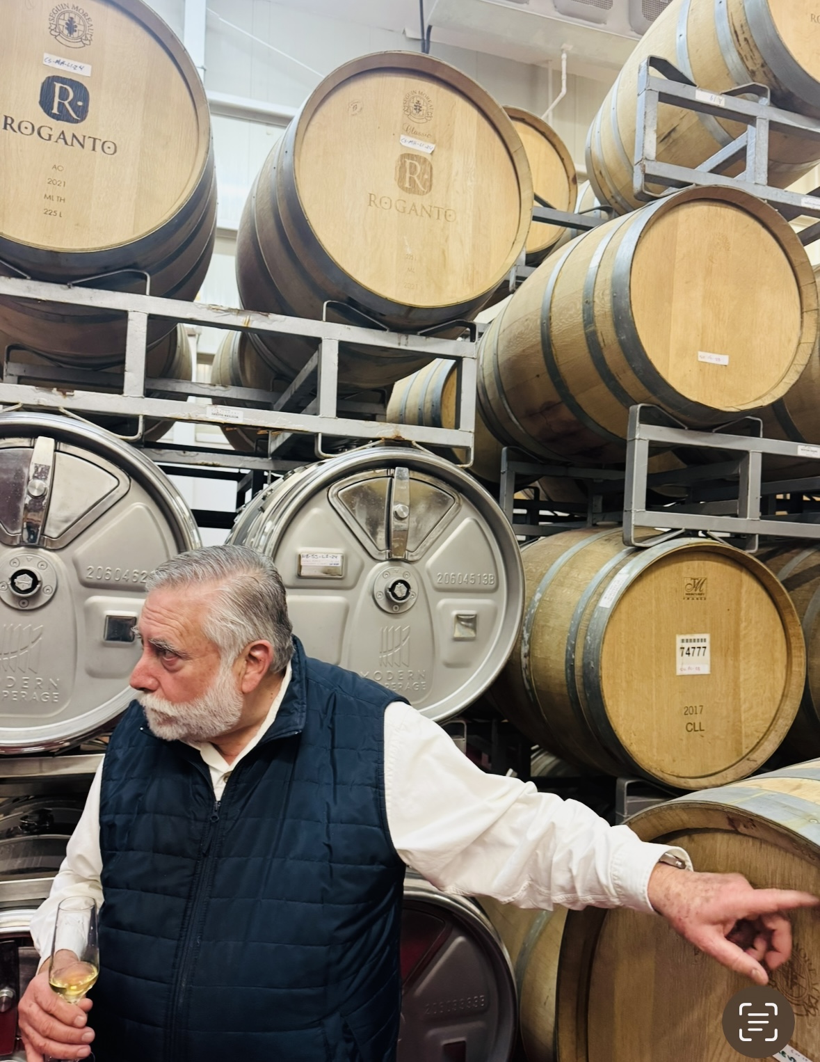 Antonio Escalante entre barricas Antonio Escalante entre barricas