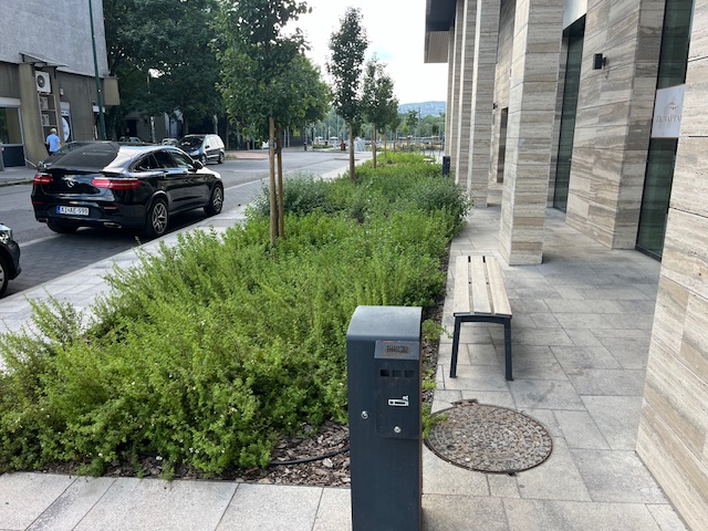 Modern kert látványa kerti bútorokkal.