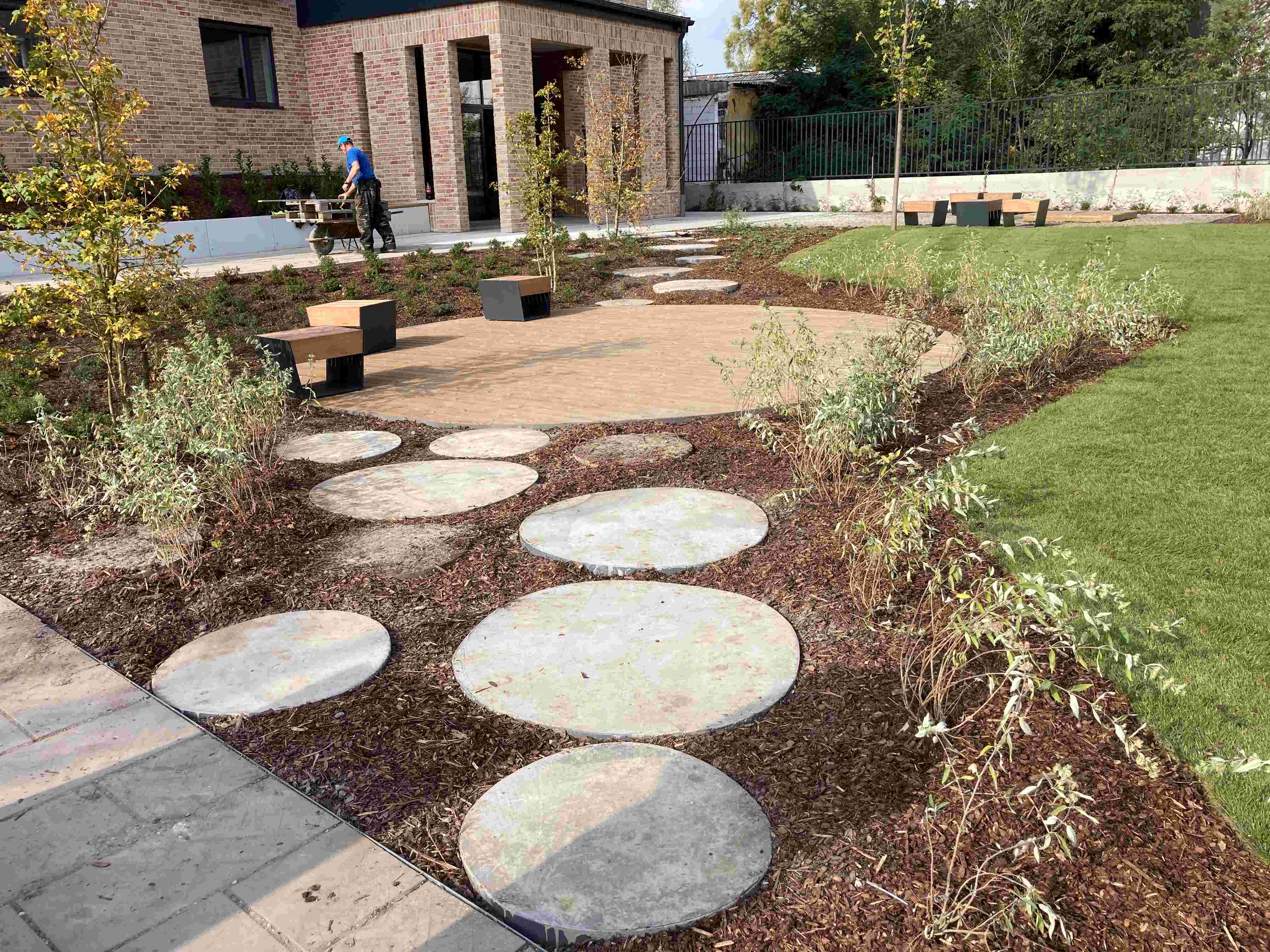 Kertépítés közben dolgozó szakember.