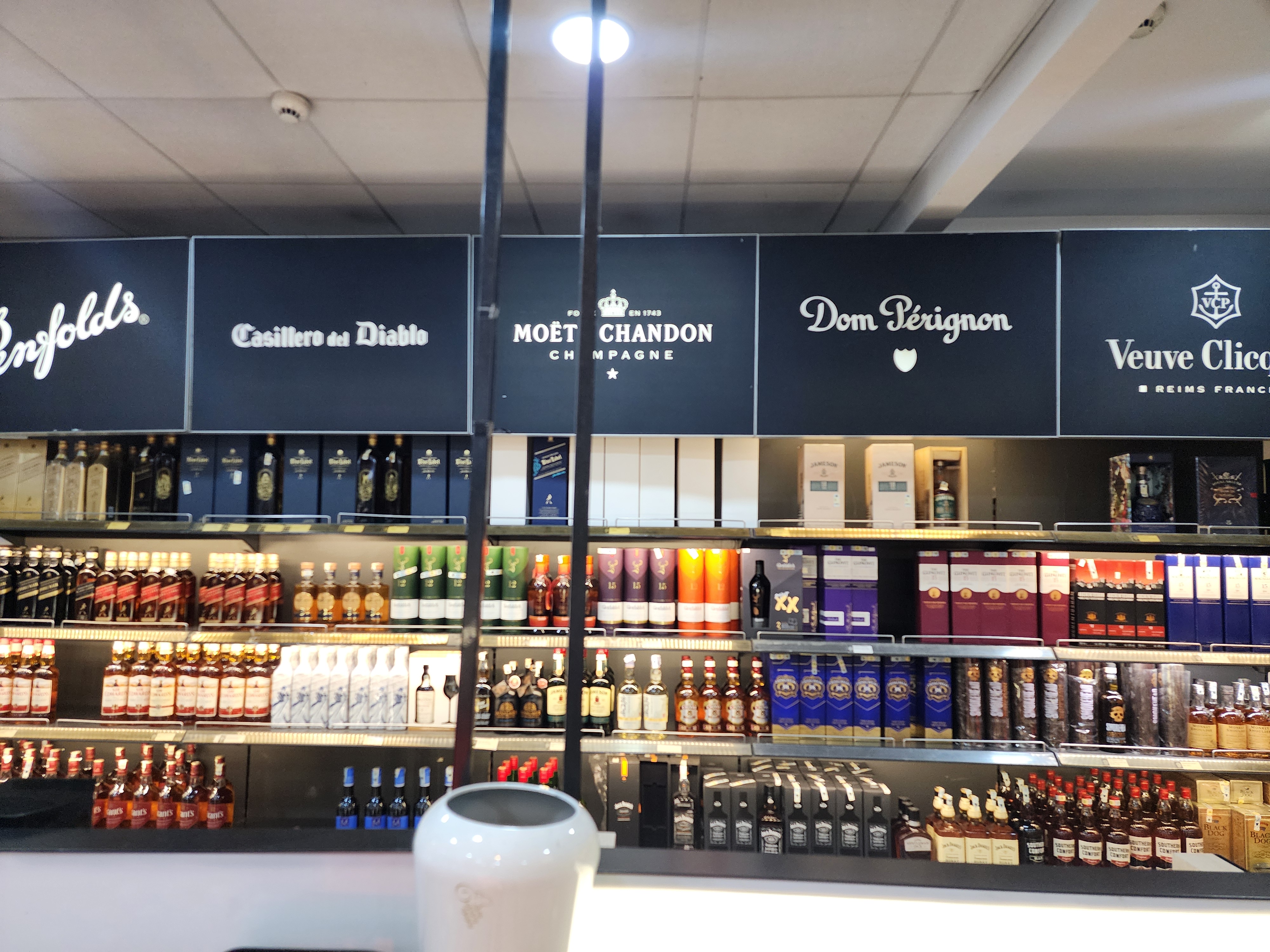 N'djili International Airport Store